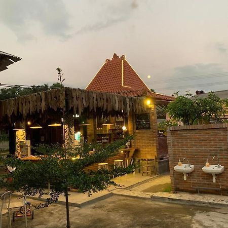 Djoglo Djatimalang Guesthouse Blitar エクステリア 写真