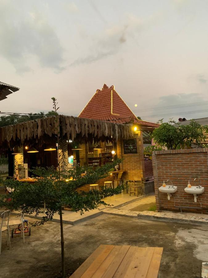 Djoglo Djatimalang Guesthouse Blitar エクステリア 写真