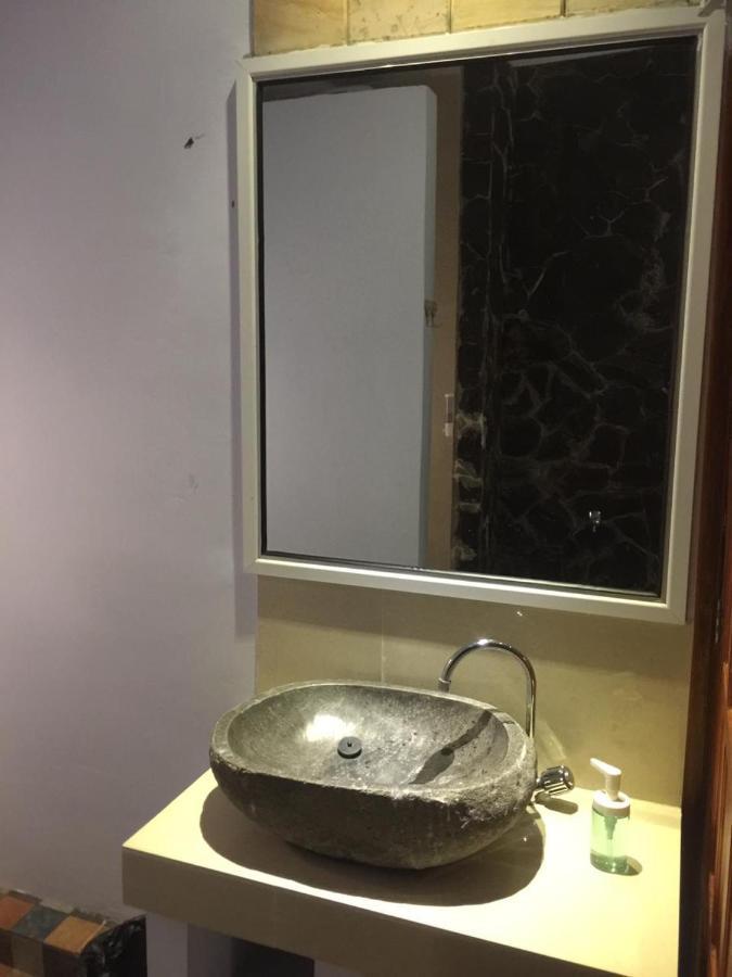 Djoglo Djatimalang Guesthouse Blitar エクステリア 写真