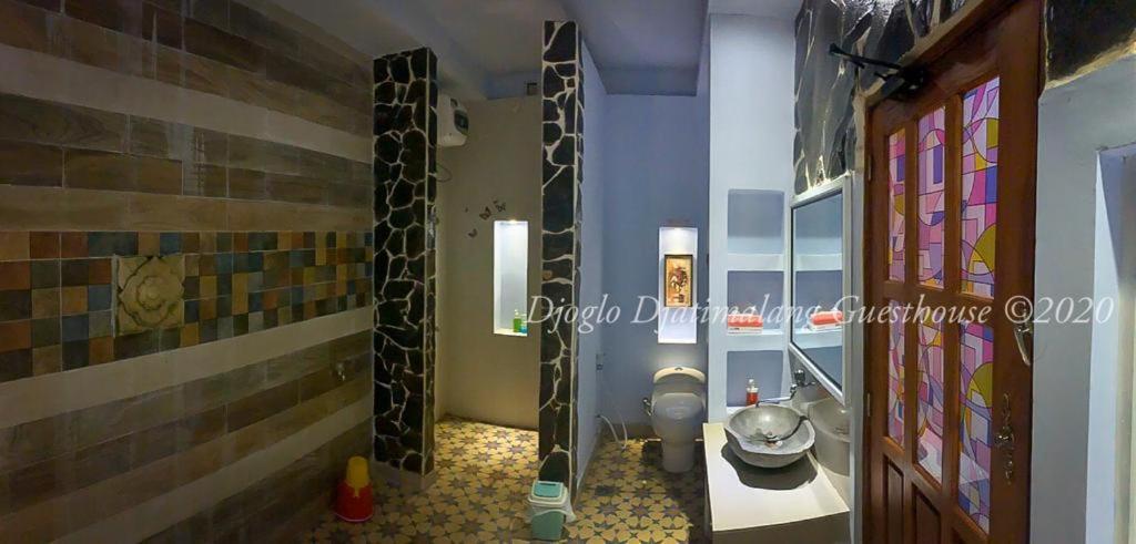 Djoglo Djatimalang Guesthouse Blitar エクステリア 写真
