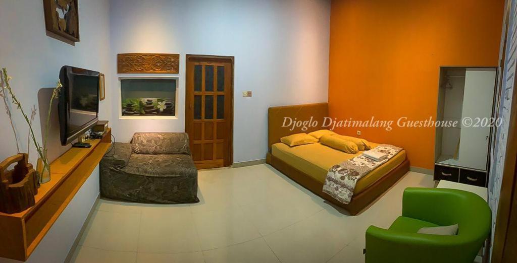 Djoglo Djatimalang Guesthouse Blitar エクステリア 写真