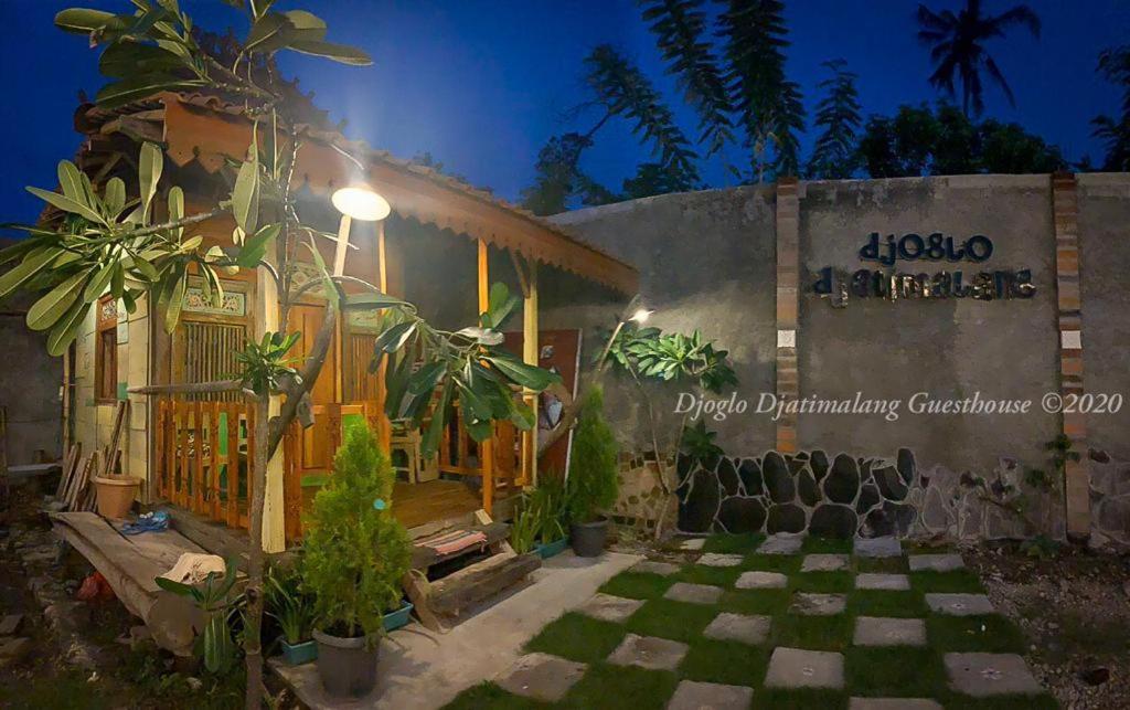 Djoglo Djatimalang Guesthouse Blitar エクステリア 写真