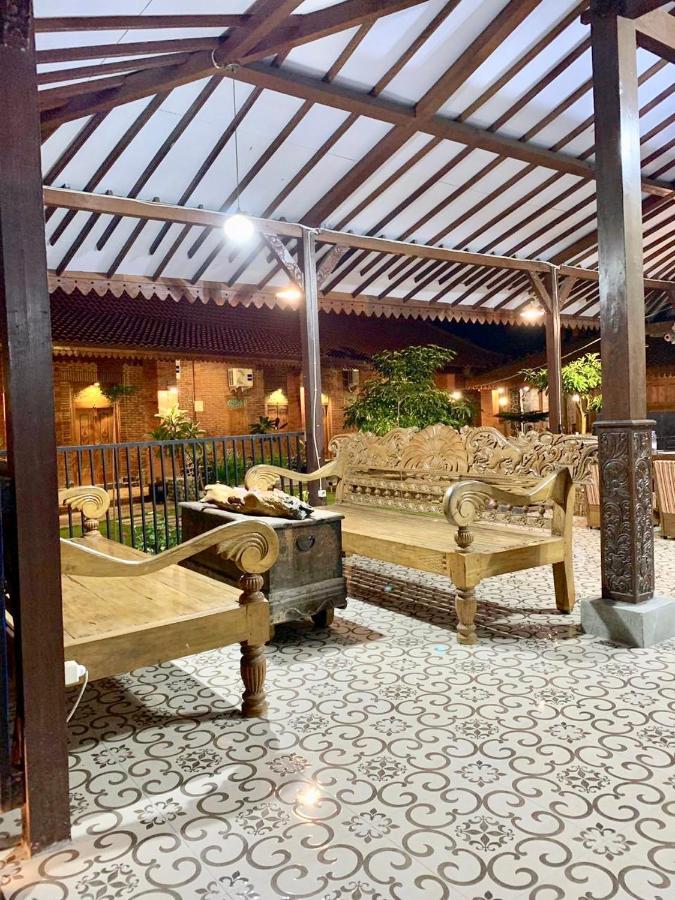 Djoglo Djatimalang Guesthouse Blitar エクステリア 写真