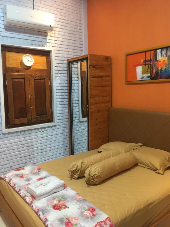 Djoglo Djatimalang Guesthouse Blitar エクステリア 写真
