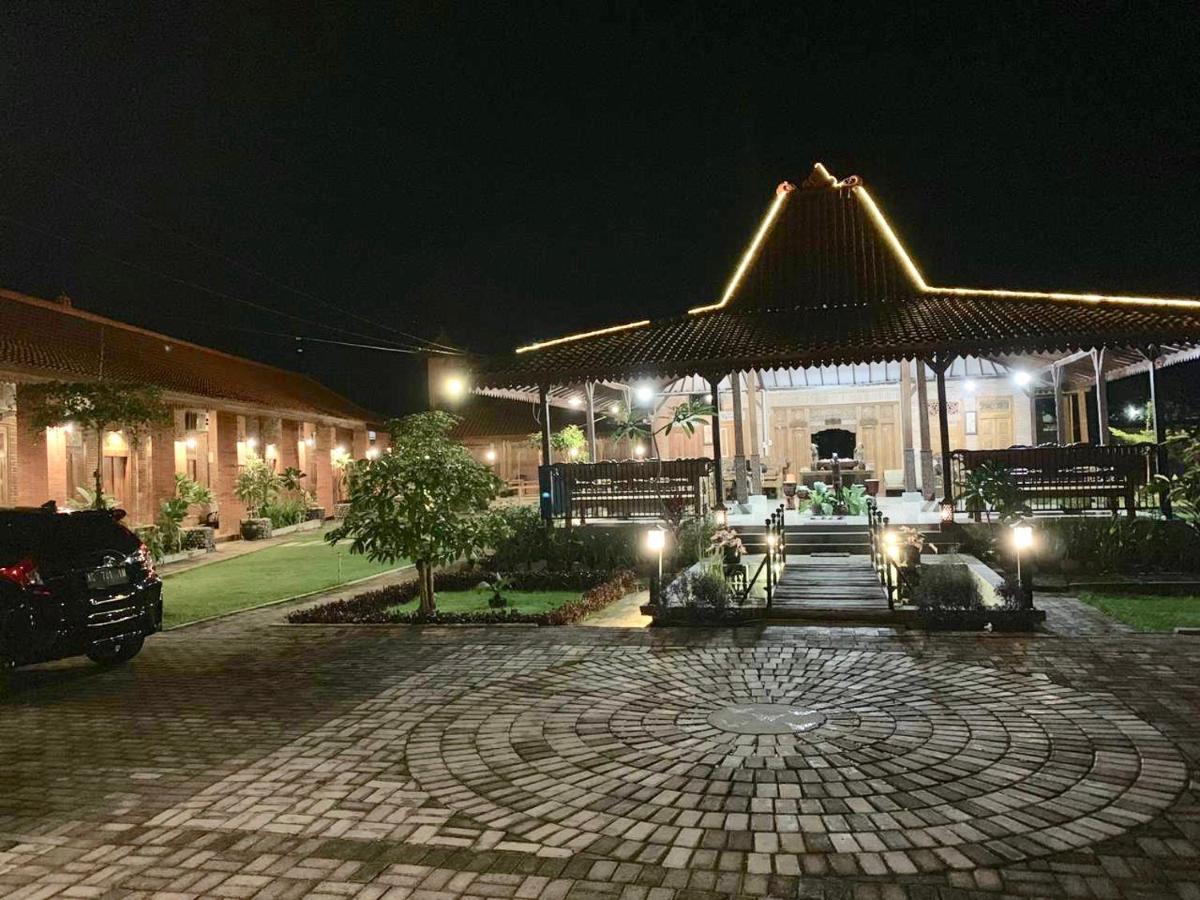 Djoglo Djatimalang Guesthouse Blitar エクステリア 写真