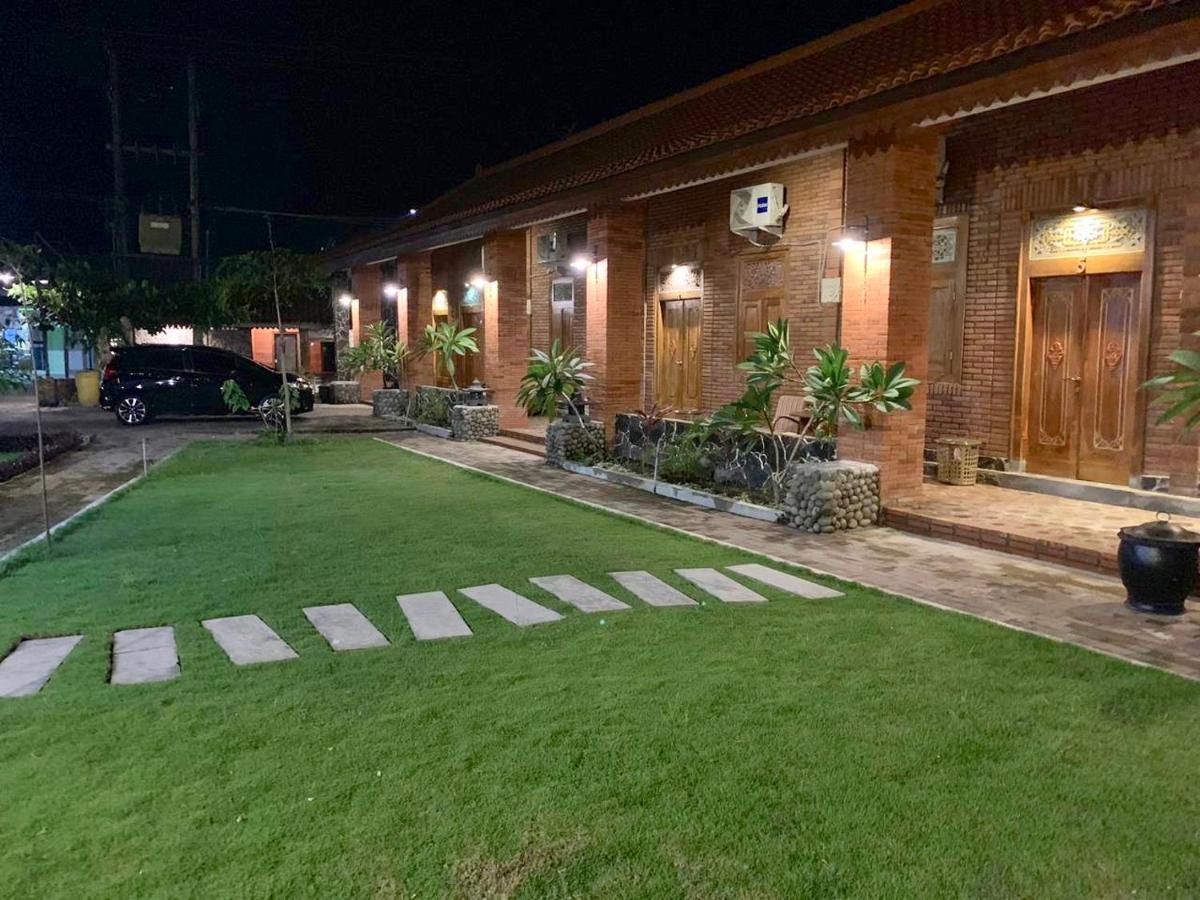 Djoglo Djatimalang Guesthouse Blitar エクステリア 写真