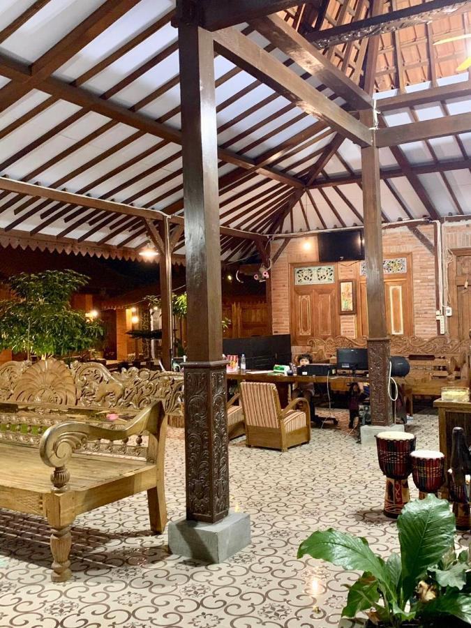 Djoglo Djatimalang Guesthouse Blitar エクステリア 写真