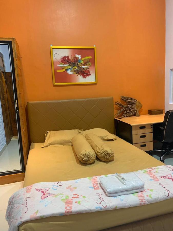 Djoglo Djatimalang Guesthouse Blitar エクステリア 写真