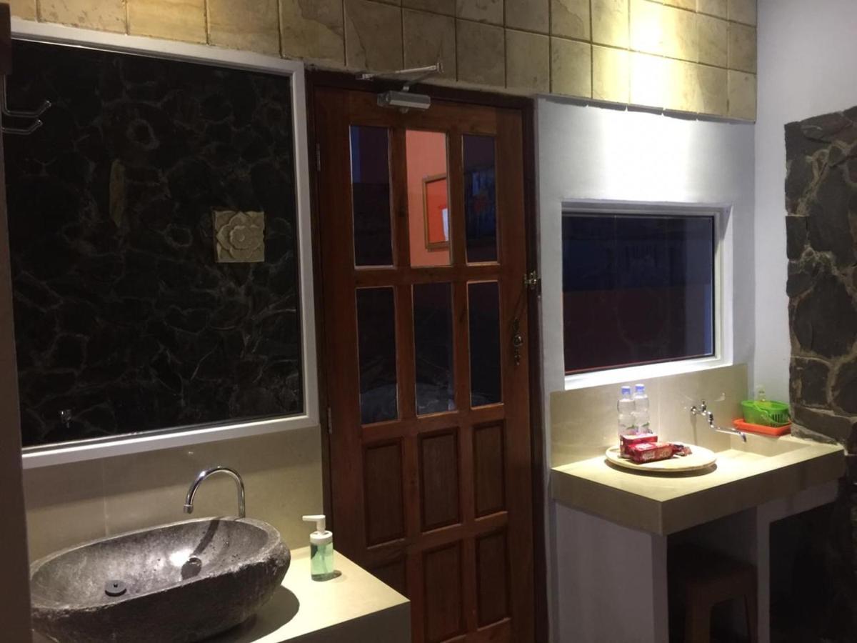 Djoglo Djatimalang Guesthouse Blitar エクステリア 写真